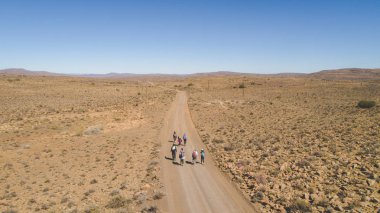 Bir grup yürüyüş tren Güney Afrika'da karoo bölgesinde yapıyor yürüyüşçü havadan görüntü