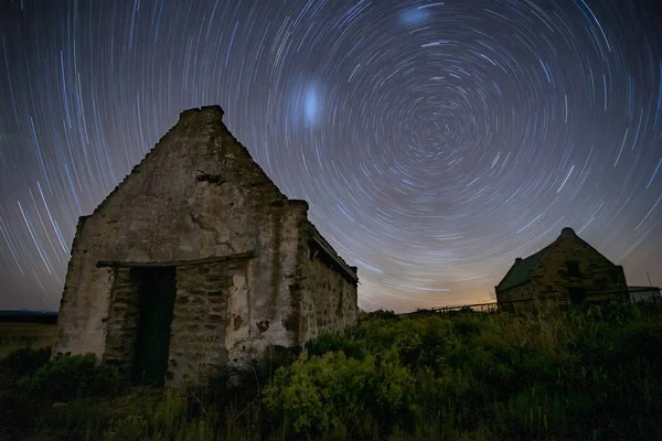 Wide Angle Astrophotography Scene Old Abandoned Building Bright Nigh Sky — Stock Photo, Image