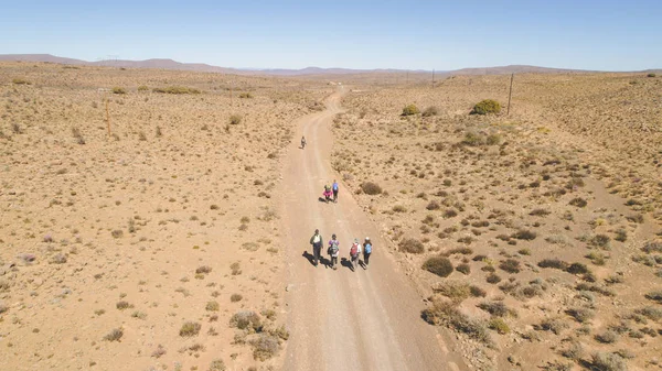 南アフリカのカルー地域でハイキング列車をやってハイカーのグループの航空写真 — ストック写真