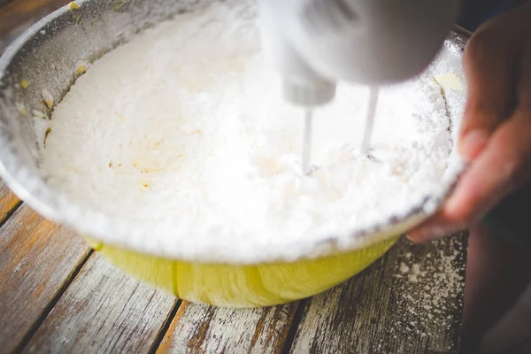 Cerrar Imagen Chef Usando Una Batidora Eléctrica Para Mezclar Azúcar — Foto de Stock