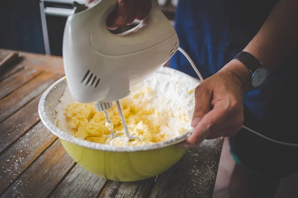 Bir Aşçı Için Bir Pasta Pudra Şekeri Karışımı Bir Elektrikli — Stok fotoğraf