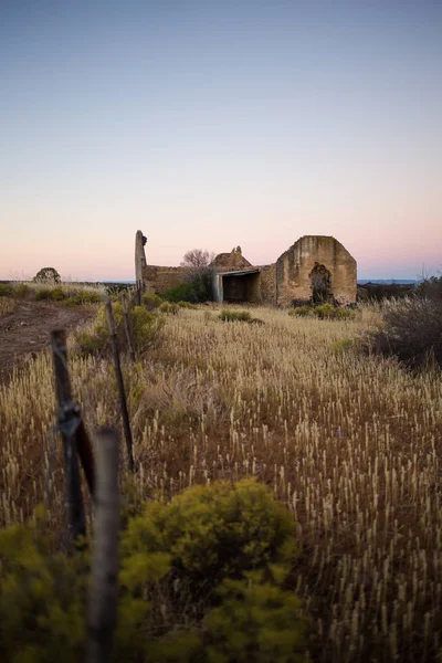 Amplia Vista Angular Del Antiguo Edificio Agrícola Abandonado Una Granja — Foto de Stock