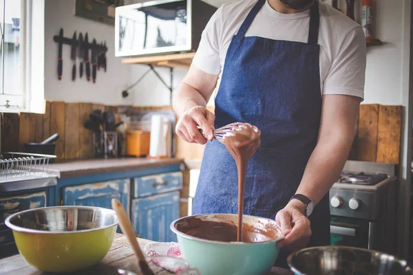 Görüntü Için Bir Pasta Pişirme Kek Hamuru Karıştırarak Bir Şef — Stok fotoğraf