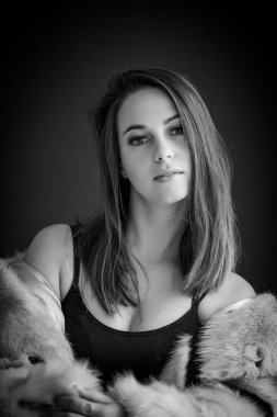 Siyah ve beyaz doğal ışık içinde güzel bir kız portre yakın