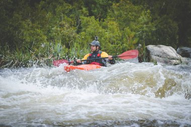 Bir dağ Nehri üzerinde beyaz su sürme beyaz su kayık paddler görüntü yakın