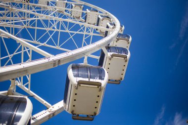 Mavi gökyüzü karşı büyük gezi tekerlek görüntülerini kapat