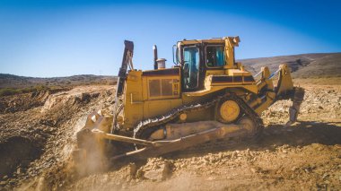 Buldozer iterek ve arazi tarım bir parçası yere ripping