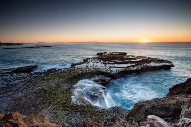 Arniston Güney Afrika'nın th Western Cape'deki/daki kıyı şeridi boyunca dramatik kumtaşı kaya oluşumları geniş açılı manzara görüntüsü.