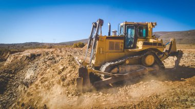Buldozer iterek ve arazi tarım bir parçası yere ripping
