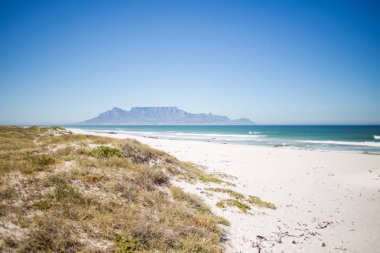 Cape Town Güney Afrika 'da Blouberg plajdan tablo dağ geniş açı görünümü