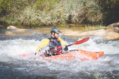 Bir dağ Nehri üzerinde beyaz su sürme beyaz su kayık paddler görüntü yakın