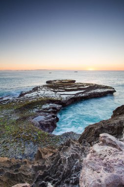 Arniston Güney Afrika'nın th Western Cape'deki/daki kıyı şeridi boyunca dramatik kumtaşı kaya oluşumları geniş açılı manzara görüntüsü.