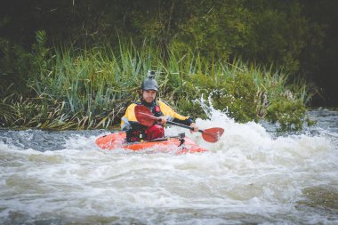 Bir dağ Nehri üzerinde beyaz su sürme beyaz su kayık paddler görüntü yakın