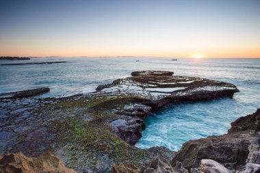 Arniston Güney Afrika'nın th Western Cape'deki/daki kıyı şeridi boyunca dramatik kumtaşı kaya oluşumları geniş açılı manzara görüntüsü.