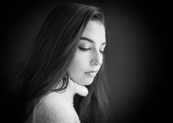 Gros Plan Portrait Une Jolie Fille Lumière Naturelle Noir Blanc — Photo