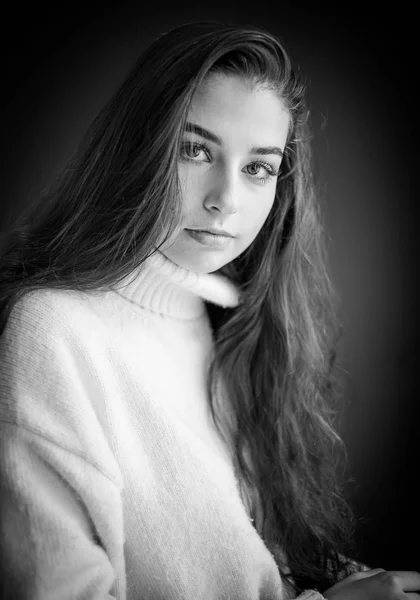 Gros Plan Portrait Une Jolie Fille Lumière Naturelle Noir Blanc — Photo