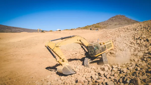 Excavadora Grande Excavando Grava Rocas Sitio Excavación —  Fotos de Stock