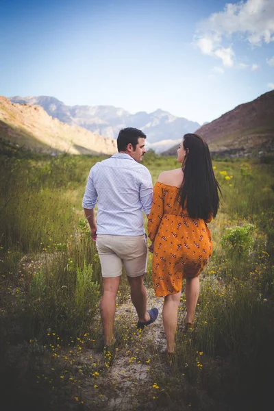 Närbild Bild Ett Kärleksfullt Par Tillbringa Tid Naturen Och Att — Stockfoto