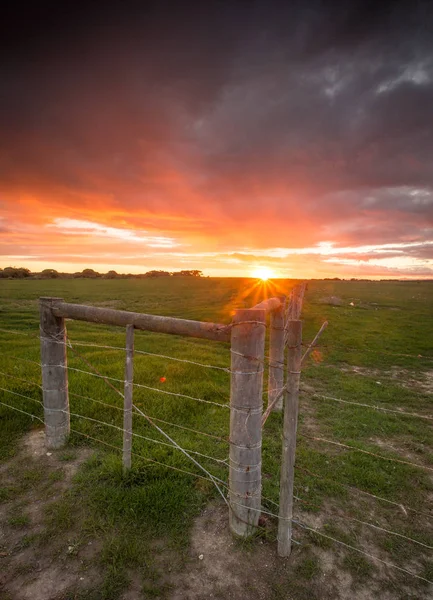 Pôr Sol Deslumbrante Sobre Campo Com Poste Vedação Uma Fazenda — Fotografia de Stock