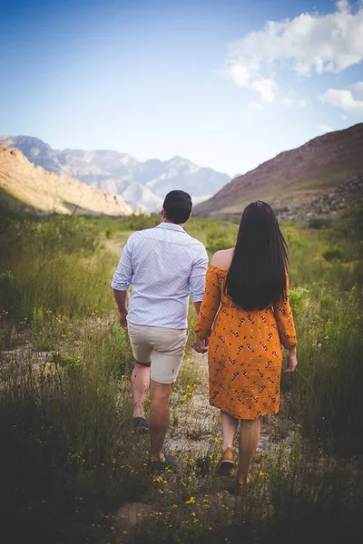 Närbild Bild Ett Kärleksfullt Par Tillbringa Tid Naturen Och Att — Stockfoto