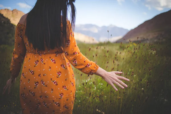 Image Rapprochée Une Belle Fille Marchant Travers Herbe Haute Dans — Photo