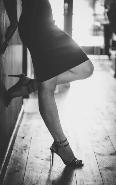 特写的形象性感的女人的腿站在大厅的方式穿着高跟鞋 — 图库照片