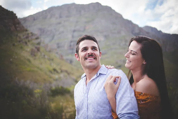 Close Beeld Van Een Liefdevolle Paartijd Doorbrengen Natuur Liefdevol Samen — Stockfoto