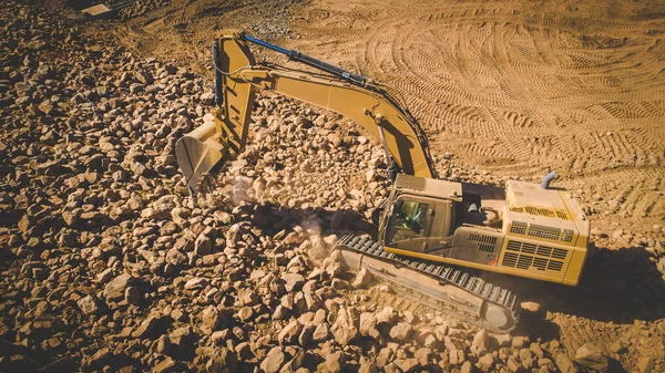 Grande Escavadora Escavando Cascalho Rochas Local Escavação — Fotografia de Stock