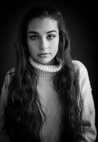 Κοντινό Πορτρέτο Ενός Όμορφο Κορίτσι Φυσικό Φως Μαύρο Και Άσπρο — Φωτογραφία Αρχείου