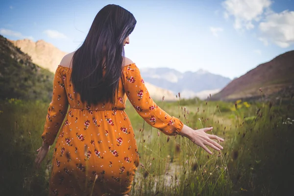 Image Rapprochée Une Belle Fille Marchant Travers Herbe Haute Dans — Photo