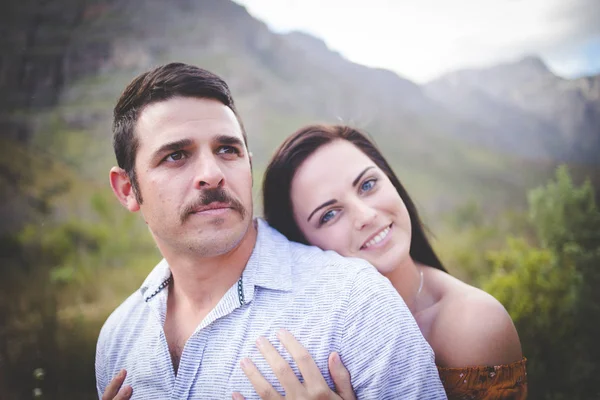 Close Beeld Van Een Liefdevolle Paartijd Doorbrengen Natuur Liefdevol Samen — Stockfoto