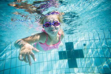 Geniş açı sualtı fotoğraf gözlük ve pembe bikini ile büyük bir yüzme havuzunda Yüzme bir yürümeye başlayan çocuk kız