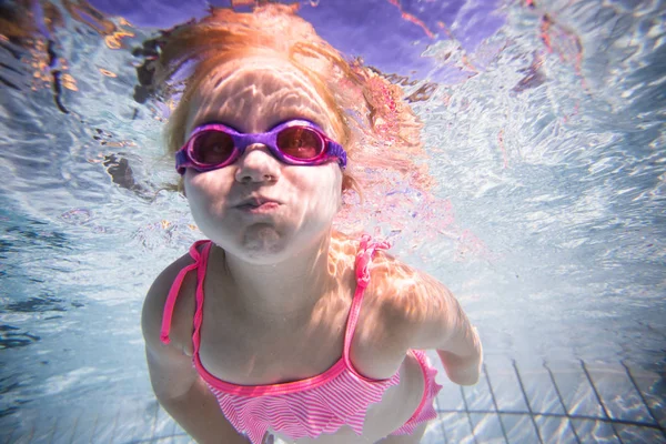 Široký Úhel Podvodní Fotografie Batole Dívka Koupání Velký Plavecký Bazén — Stock fotografie
