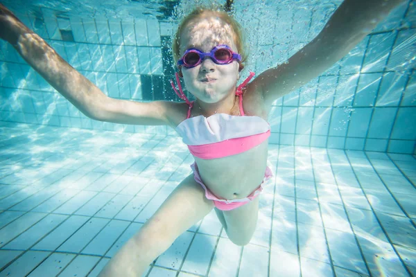 Weitwinkel Unterwasserfoto Eines Kleinkindes Das Einem Großen Swimmingpool Mit Brille — Stockfoto