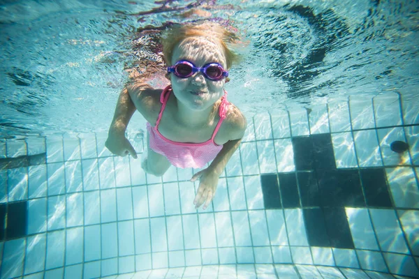 Sudut Lebar Foto Bawah Air Seorang Gadis Balita Berenang Kolam — Stok Foto