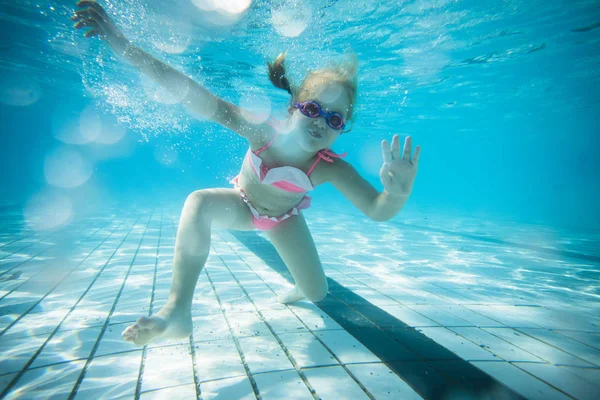 Weitwinkel Unterwasserfoto Eines Kleinkindes Das Einem Großen Swimmingpool Mit Brille — Stockfoto