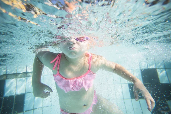 Широкий Кут Підводне Фото Дівчинки Малюка Плаває Великому Басейні Окулярами — стокове фото