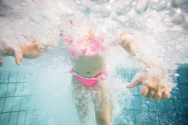 広角ゴーグル ピンクのビキニと大きなスイミング プールで泳いで幼児の女の子の水中写真 — ストック写真