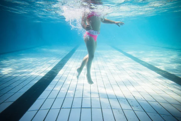 Široký Úhel Podvodní Fotografie Batole Dívka Koupání Velký Plavecký Bazén — Stock fotografie