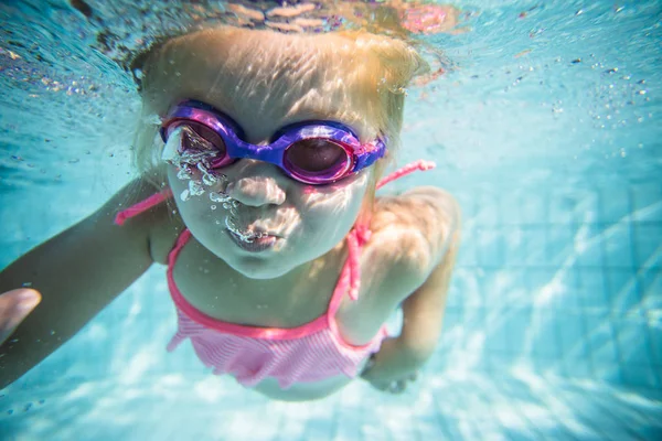 Amplio Ángulo Bajo Agua Foto Una Niña Nadando Una Gran —  Fotos de Stock