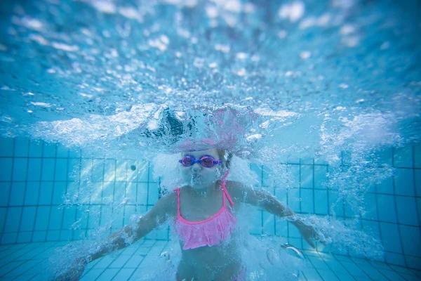 Weitwinkel Unterwasserfoto Eines Kleinkindes Das Einem Großen Swimmingpool Mit Brille — Stockfoto