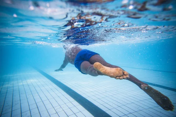 Imagen Submarina Nadador Masculino Sumergiéndose Una Piscina Olímpica Para Entrenar —  Fotos de Stock