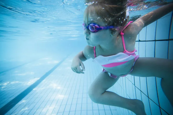 Weitwinkel Unterwasserfoto Eines Kleinkindes Das Einem Großen Swimmingpool Mit Brille — Stockfoto