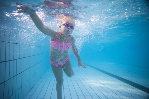Foto Subacquea Grandangolare Una Bambina Che Nuota Una Grande Piscina — Foto Stock
