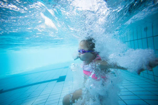 Широкоугольная Подводная Фотография Девочки Плавающей Большом Бассейне Очках Розовом Бикини — стоковое фото