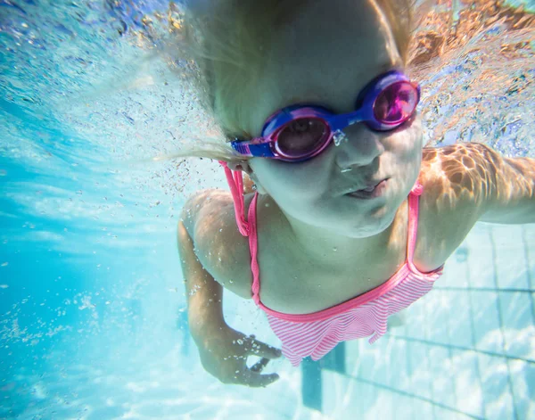 Широкоугольная Подводная Фотография Девочки Плавающей Большом Бассейне Очках Розовом Бикини — стоковое фото