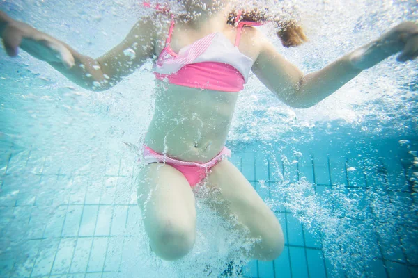 Wide Angle Underwater Photo Toddler Girl Swimming Big Swimming Pool — Stock Photo, Image