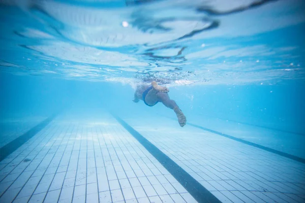 Unterwasserbild Eines Männlichen Schwimmers Der Ein Olympisches Schwimmbad Eintaucht Trainieren — Stockfoto