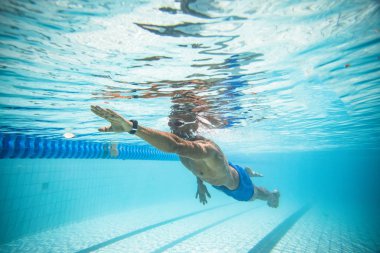 Erkek yüzücü dalış ve yüzme havuzunda yüzerken Tren
