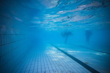 Yarış şeritleri ile bir yüzme havuzunun içinde geniş açı sualtı fotoğrafı